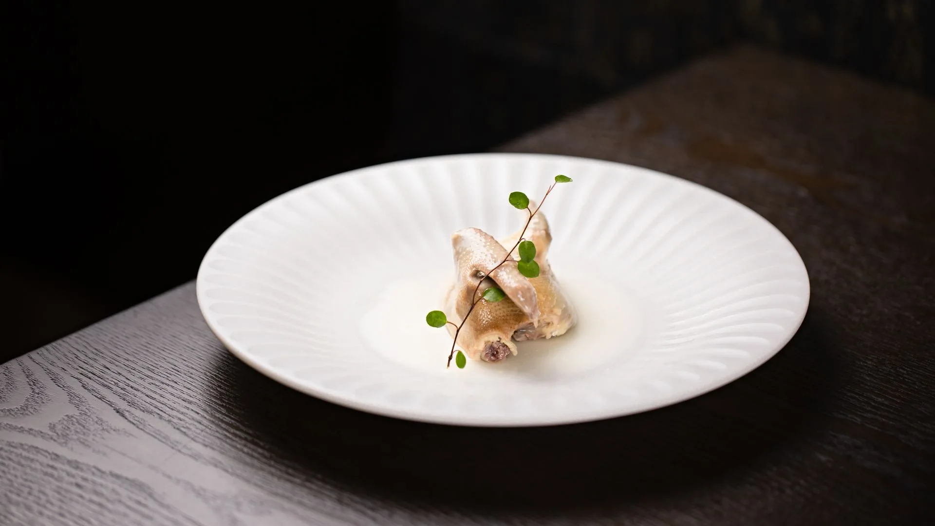Plato gastronómico presentado con atención al detalle